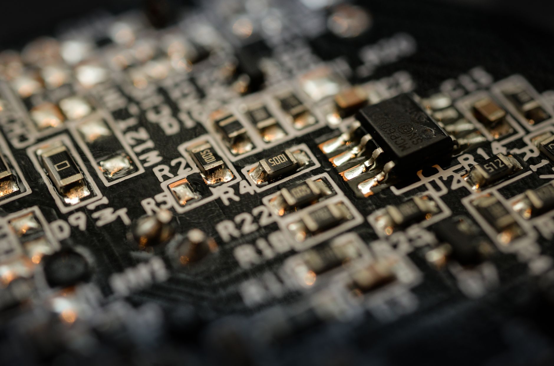 AlphaChips lancera 4 semi-conducteurs optiques dédiés à l'IA