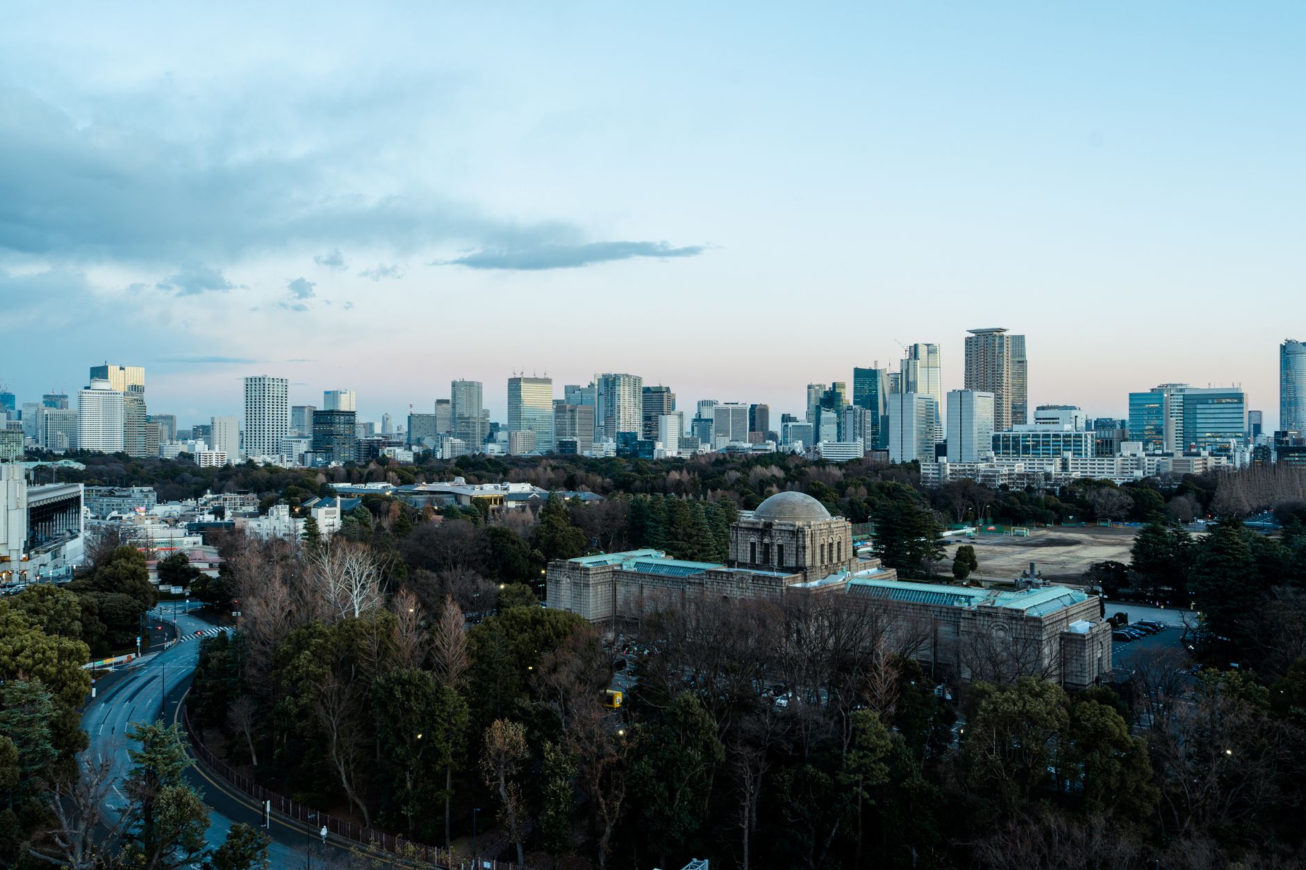 Tokyo subit le yen fort et le pétrole à 100$, l'IA ne suffit pas