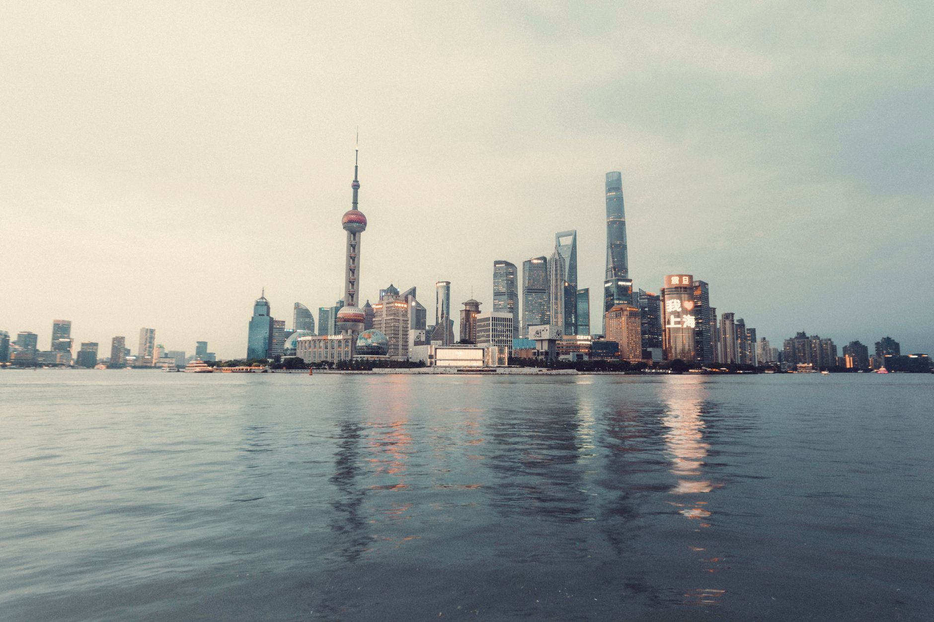 Les trois fabricants de condensateurs du Guangdong surfent sur la vague IA pour leurs résultats