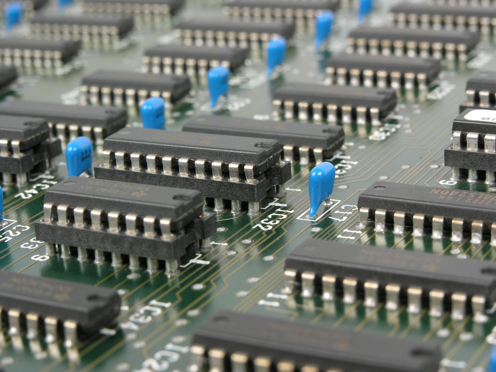 Samsung et SK hynix s'affrontent sur la mémoire IA de nouvelle génération au Hot Chips 2026