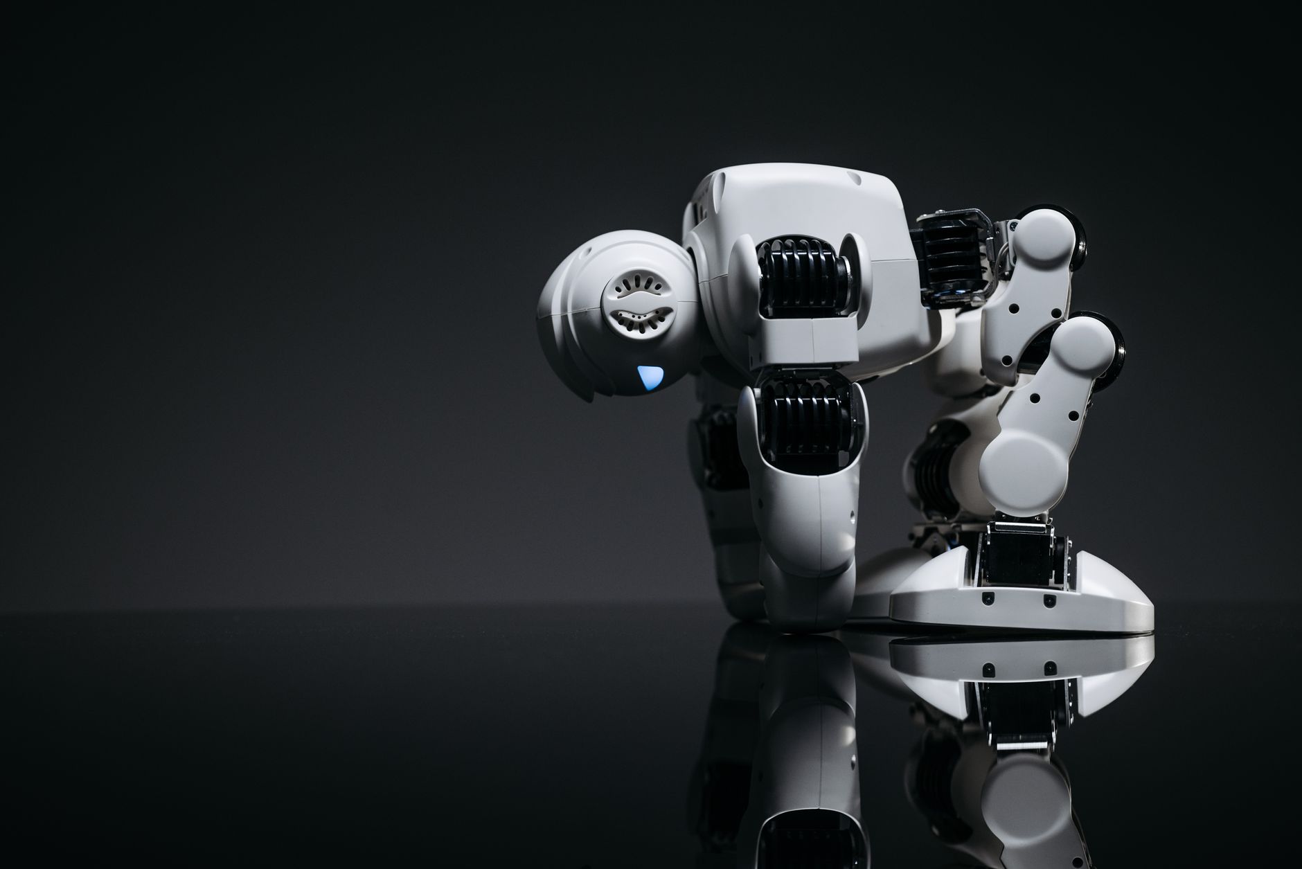 Spirit IA déploie son humanoïde Moz1 chez CATL et JD, vise un "cerveau-robot" type GPT-3 d'ici mi-2027