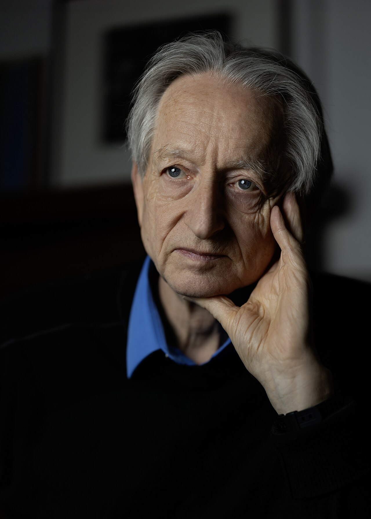 Le « parrain de l'IA » Geoffrey Hinton appelle à ralentir le développement